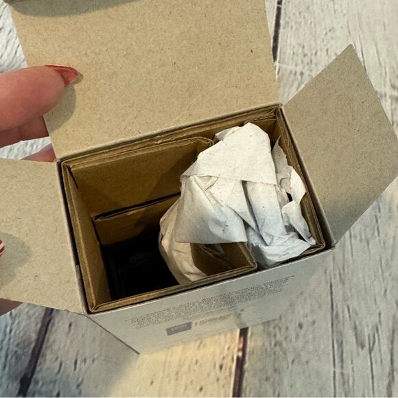 Hallmark Ornament 1947 Chevrolet Fire Engine Ornament - Picture 3 of 4